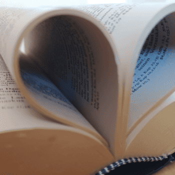 Aus den Seiten einer Bibel wurde ein Herz geformt (Foto: Corinna Russow/kda Bayern).