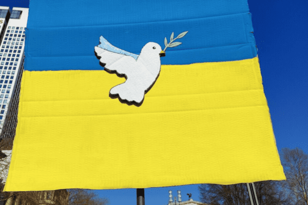 Ukrainische Flagge mit Friedenstaube darauf. Friedensdemonstration zum Ukraine-Krieg in Frankfurt am 13. März 2022