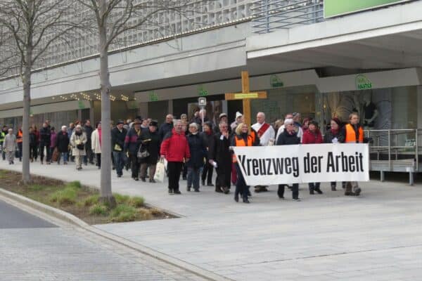 Mehrere Menschen ziehen gemeinsam durch Schweinfurt auf dem Kreuzweg der Arbeit (Foto: kda Bayern)