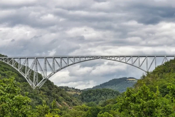 Moderne Straßenbrücke über ein Tal im bewaldeten Mittelgebirge.